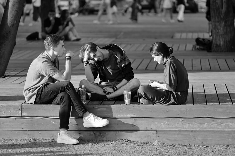 Γιατί οι νέοι είναι οι μεγάλοι χαμένοι στην ευρώπη - όλα τα προβλήματα του κόσμου στην παλάμη του χεριού τους