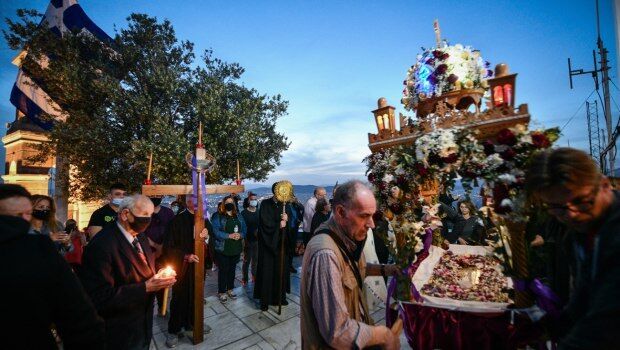 Γιατί περνάμε κάτω από τον Επιτάφιο - Τι συμβολίζει το έθιμο της Μεγάλης Παρασκευής