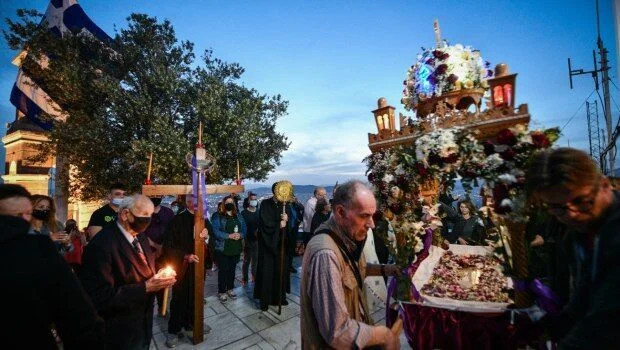 Γιατί περνάμε κάτω από τον Επιτάφιο - Τι συμβολίζει το έθιμο της Μεγάλης Παρασκευής