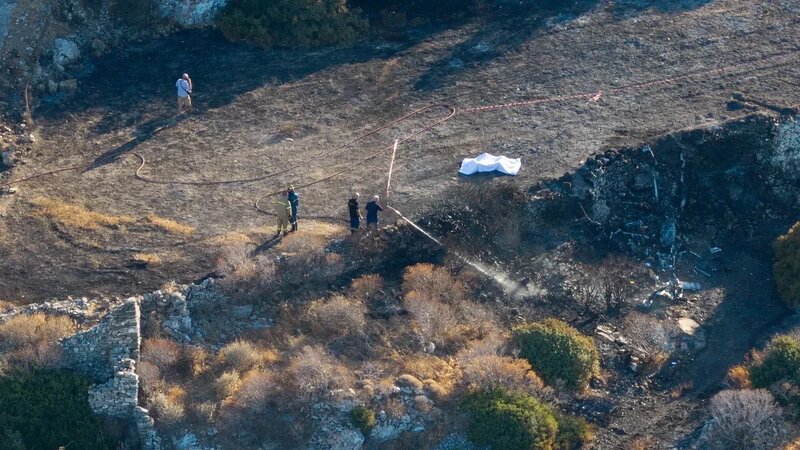Σίφνος: νέες εικόνες από τα συντρίμμια του μοιραίου ελικοπτέρου - σε εξέλιξη οι έρευνες για τα αίτια της τραγω