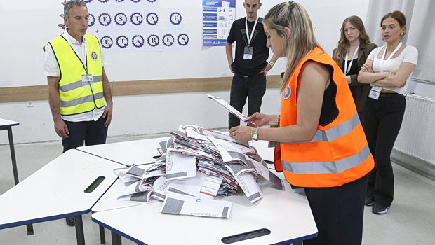 Νίκη χωρίς αυτοδυναμία για το κόμμα του αλμπιν κούρτι, σύμφωνα με τα exit poll στο κόσοβο