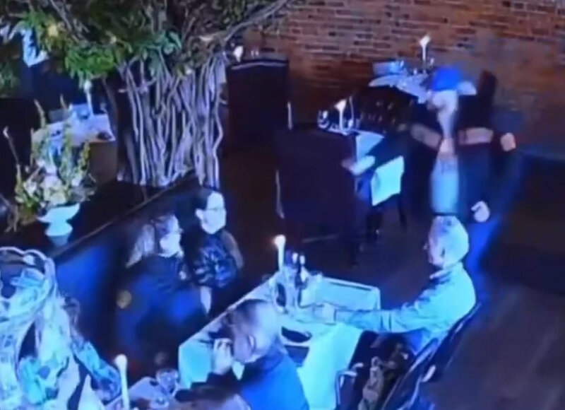 Δικηγόρος έβγαλε όπλο για να σκοτώσει την πρώην σύζυγό του - τον σταμάτησε σερβιτόρος