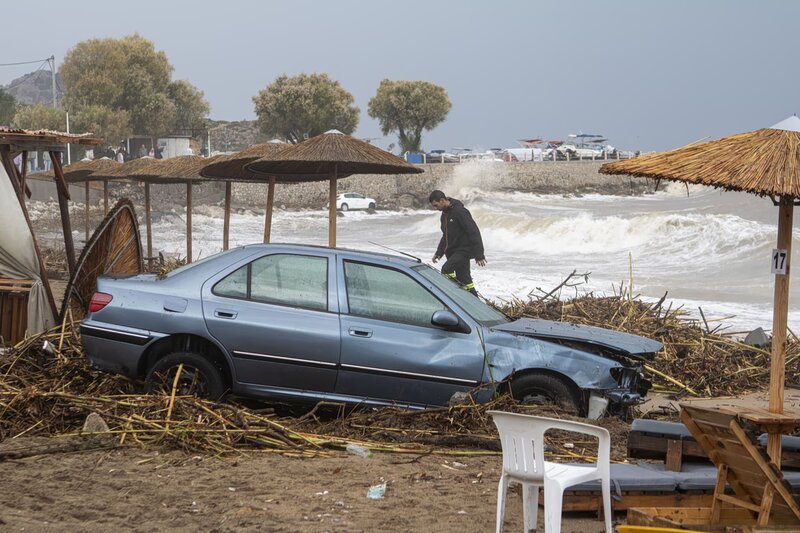 Μικρό διάλειμμα μετά τη φονική κακοκαιρία, νέα επιδείνωση από την παρασκευή - μετρούν πληγές ρόδος και εύβοια
