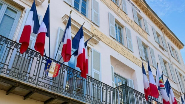 Δήμαρχοι εκλεγμένοι με την ακροδεξιά στη γαλλία κατέβασαν από τα δημαρχεία τους τις ευρωπαϊκές σημαίες