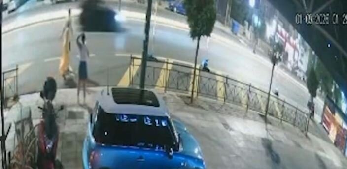 Βίντεο από τη στιγμή του τροχαίου στη λεωφόρο αλεξάνδρας - «χωρίς κράνος» οι τρεις απώλειες αναβάτες
