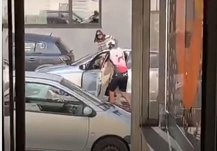 Βίντεο-έκπληξη: ποδηλάτης άρπαξε από τον λαιμό γυναίκα οδηγό και την γρονθοκόπησε στη μέση του δρόμου