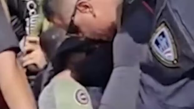 Βίντεο με τους σωματοφύλακες να ρίχνουν κάτω την πρόεδρο της κόστα ρίκα