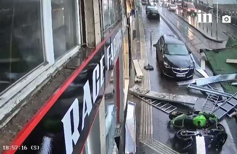 Βίντεο - ντοκουμέντο από την κατάρρευση σκαλωσιάς στον πειραιά