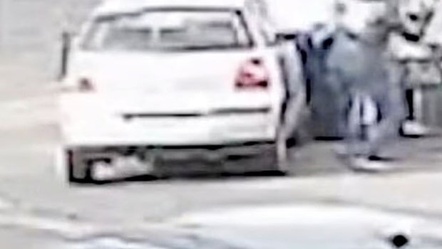 Βίντεο-σοκ: οδηγός παρασέρνει γυναίκα με αυτοκίνητο και την χτυπάει με ρόπαλο