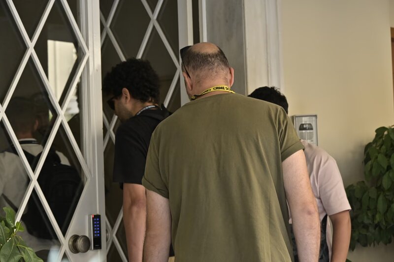 Γιώργος μαζωνάκης: σοκαριστικές αποκαλύψεις για το ιατρείο του κολωνακίου – δεν είχε απινιδωτή ούτε άδεια για 