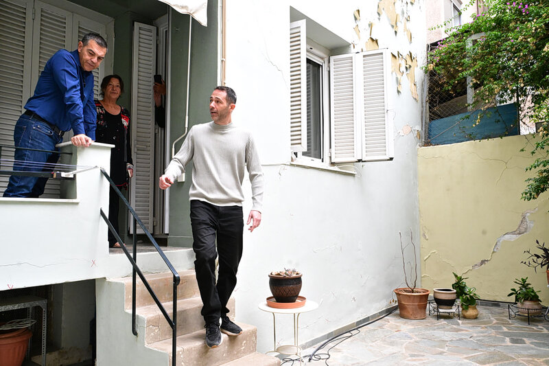 Δίπλα στους «μετρόπληκτους» της κυψέλης ο τσίπρας - ζωγραφισμένη στα πρόσωπά τους η αγωνία