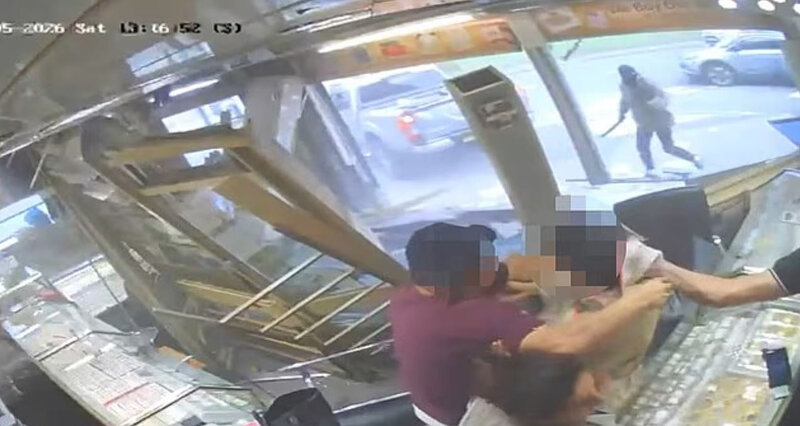 Ληστεία κοσμηματοπωλείου στην αγγλία - έριξαν την βιτρίνα με φορτηγάκι κρατώντας σπαθί