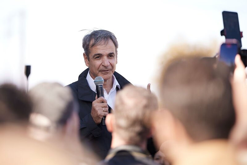Μητσοτάκης: ψάχνει με τα κιάλια το... 40% - η υπόθεση μπεκίρη φουντώνει την εσωκομματική δυσαρέσκεια