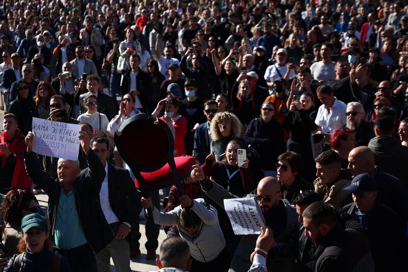 «καρότο» στους αστυνομικούς και «μαστίγιο» στους μαθητές από τον έντι ράμα - «παραιτήσου» του λένε οι διαδηλωτ