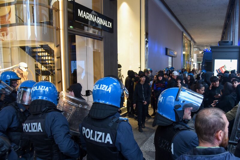 Εκατόν εξήντα προσαγωγές στο μιλάνο μετά τις σημερινές διαδηλώσεις, το 80% είναι ανήλικοι
