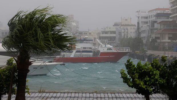 Εκατοντάδες χιλιάδες άνθρωποι απομακρύνθηκαν καθώς ο τυφώνας «μπάβι» κατευθύνεται με μεγάλη ταχύτητα προς την 