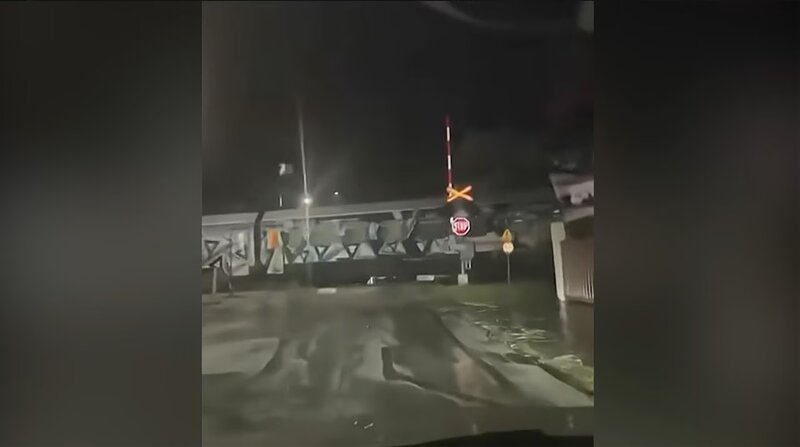 Σκηνικό απόλυτου τρόμου σε διάβαση στη λάρισα – το τρένο πέρασε και οι μπάρες έμειναν... στον αέρα