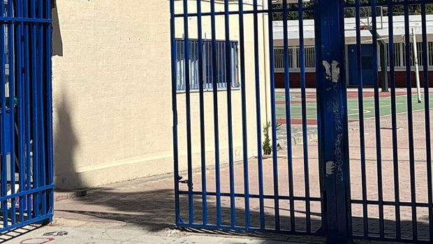 Έκπληξη στο χαϊδάρι: 13χρονη έπεσε από μπαλκόνι στο προαύλιο - στο χειρουργείο η μαθήτρια