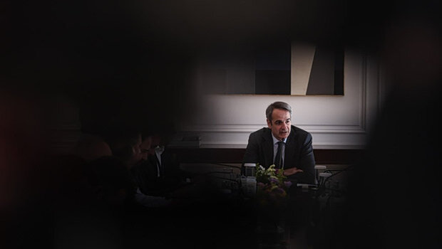 «κρύβεται» η κυβέρνηση για το σκάνδαλο των υποκλοπών, ελπίζοντας ότι θα το «ελέγξει» και θα αποφύγει νέες αποκ