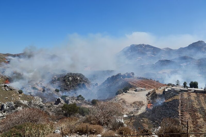 Εκτός ελέγχου η φωτιά στη βοιωτία - απειλούνται σπίτια στο πόρτο γερμενό - μέτωπα σε κάρυστο, αιγιάλεια, ρέθυμ