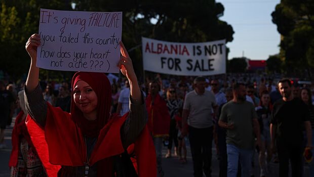 Αλβανία: η εισαγγελία διαφθοράς εξέδωσε εντάλματα σύλληψης 20 ατόμων - πιθανόν συνδέονται με το σχέδιο κούσνερ