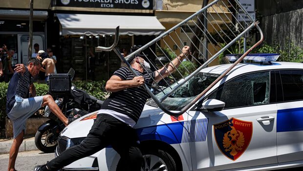 Αλβανία: συγκρούσεις διαδηλωτών με την αστυνομία έξω από το κοινοβούλιο