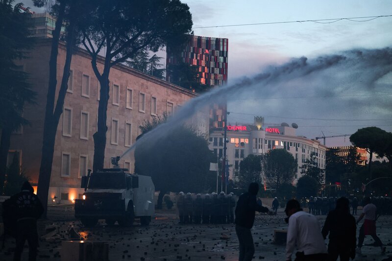 Αλβανία: συνεχίζονται για τρίτη ημέρα οι συγκρούσεις μεταξύ διαδηλωτών και αστυνομικών στα τίρανα και αλλού