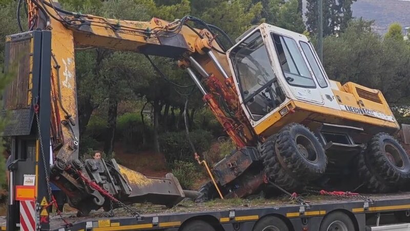 Κλειστή η βουλιαγμένης: φορτηγό με σκαπτικό μηχάνημα χτύπησε σε γέφυρα στο ύψος του ελληνικού