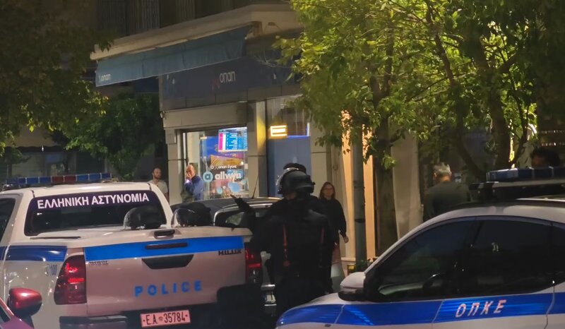 Έληξε το θρίλερ στη νίκαια - απελευθερώθηκε η γυναίκα μετά από επέμβαση της αστυνομίας - η στιγμή της σύλληψης