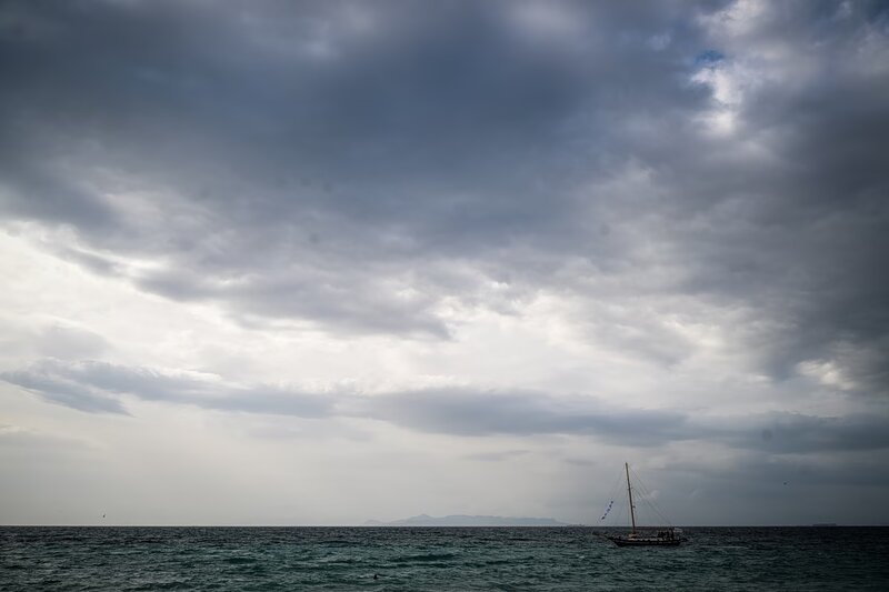 Αλλάζει το σκηνικό του καιρού: πρόσκαιρη επιδείνωση με μπόρες και καταιγίδες – πού θα χτυπήσουν
