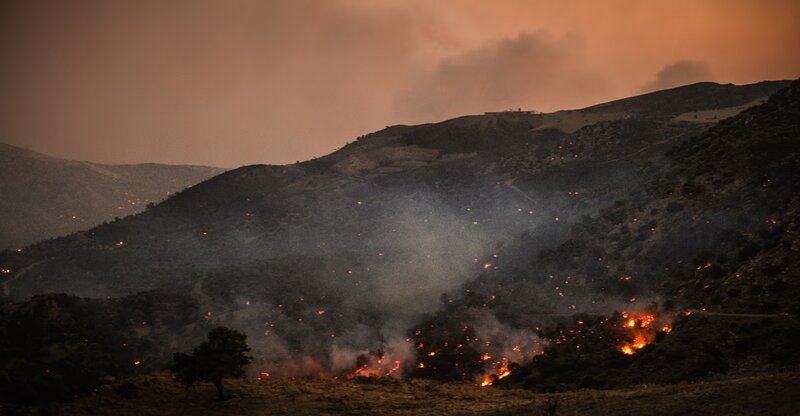 Άλλη μια εφιαλτική νύχτα στο ρέθυμνο, μεγάλη πυρκαγιά στην αχαΐα, μέτωπα σε άνδρο και κάλυμνο