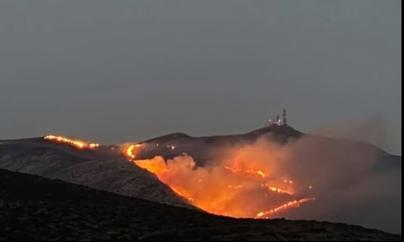 Ολονύχτια μάχη με τις φλόγες στη πάρο - ισχυροί άνεμοι δυσχεραίνουν το έργο της πυροσβεστικής