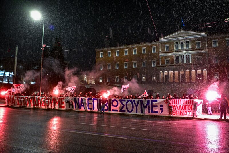 Ολονύκτια διαμαρτυρία στο σύνταγμα από φοιτητές - «να σπουδάσουμε ή να επιβιώσουμε;»