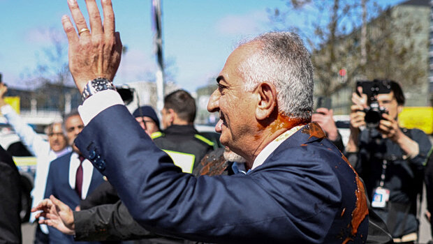 Έλουσαν με ντοματοχυμό τον ρεζά παχλαβί - αφιλόξενο το βερολίνο για τον γιο του σάχη του ιράν