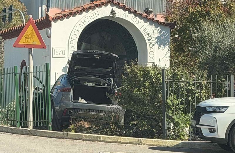 Γλυφάδα: οδηγός ιχ έχασε τον έλεγχο και βρέθηκε μέσα σε εκκλησία στη λεωφόρο βουλιαγμένης