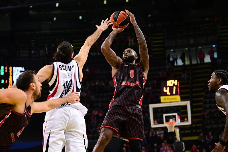 Ολυμπιακός – αρμάνι μιλάνο 84-78: οι ερυθρόλευκοι στην κορυφή με σημαιοφόρο τον μακιντάιρ