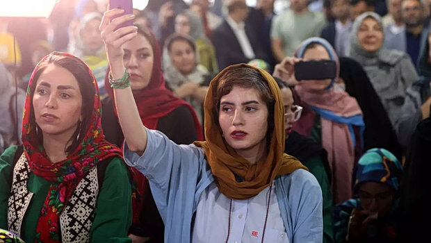 Η μαντίλα πέφτει σιγά-σιγά στο ιράν, αλλά οι περιορισμοί παραμένουν
