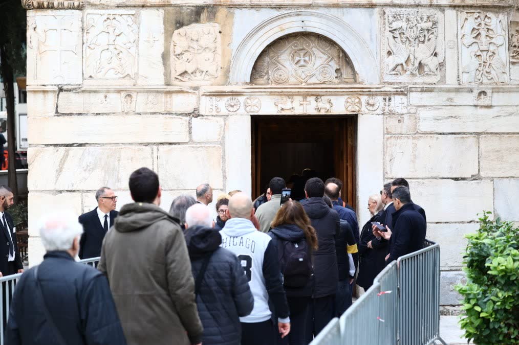 Συγκλονιστικό το τελευταίο αντίο στη Μαρινέλλα - Χειροκροτήματα και δάκρυα στη Μητρόπολη Αθηνών