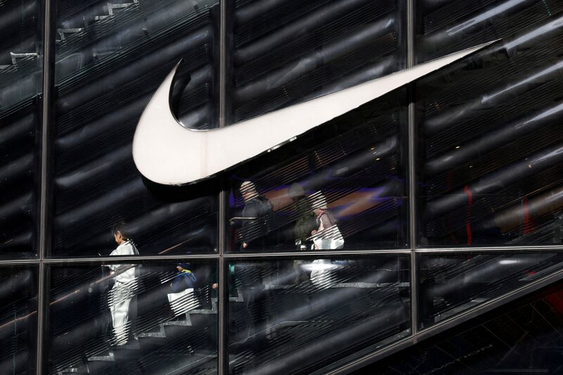 Η μετοχή της nike οδεύει προς τη χειρότερη χρονιά εδώ και 33 χρόνια