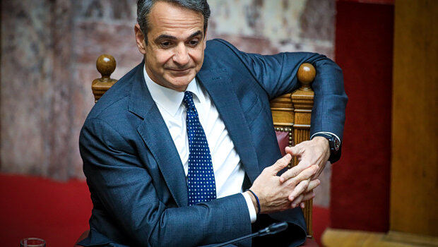 Ανάμεσα σε συμπληγάδες η κυβέρνηση - σε βαρύ κλίμα η συζήτηση για το κράτος δικαίου