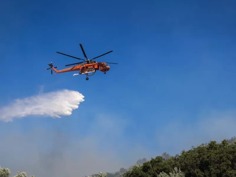 Ανεξέλεγκτη η φωτιά στη σκύρο - νέο μήνυμα από το 112