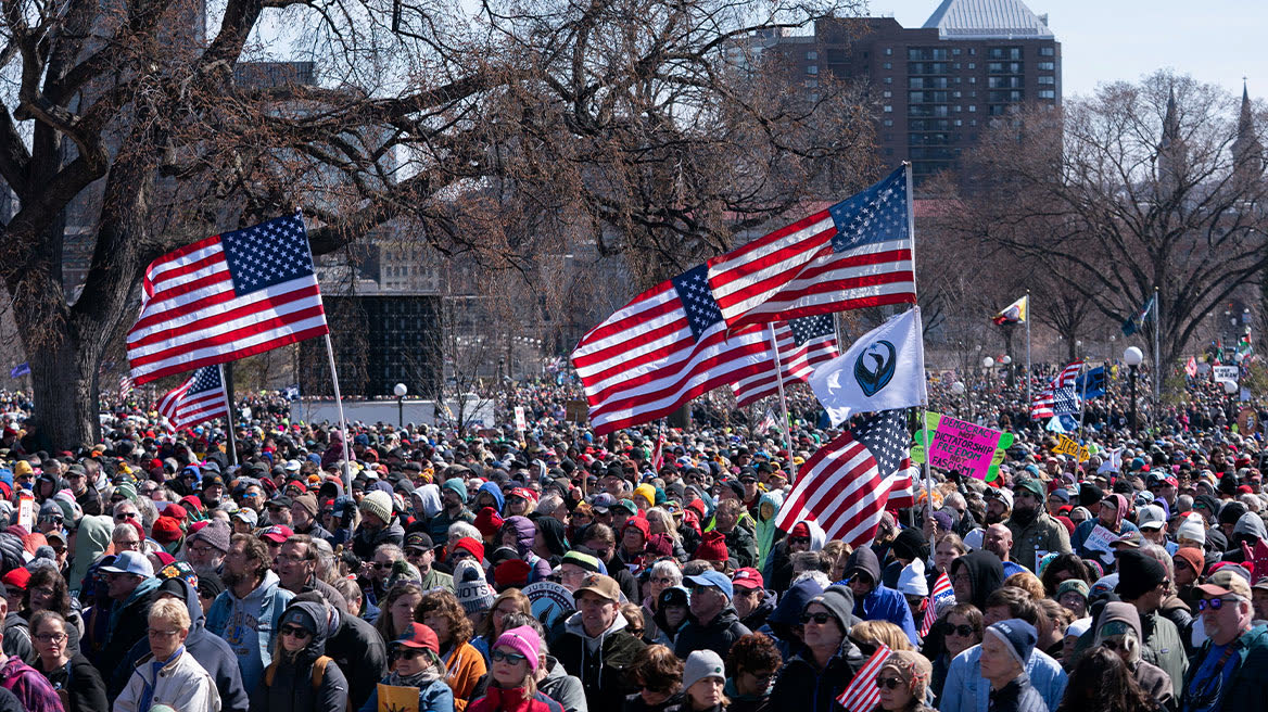 No Kings: Χιλιάδες σε ΗΠΑ & Ευρώπη διαδηλώνουν κατά Τραμπ και του πολέμου στο Ιράν