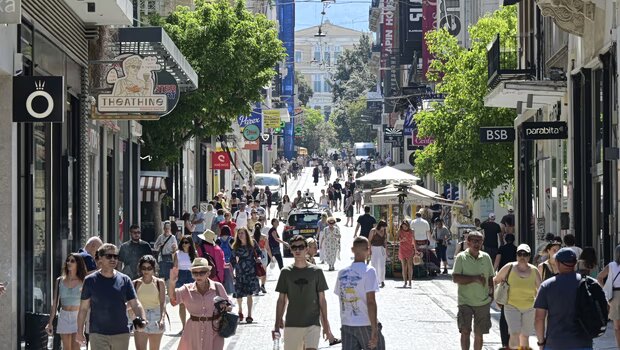Ανοιχτά τα καταστήματα για τις θερινές εκπτώσεις - προσδοκίες για αυξημένη κίνηση λόγω τουρισμού