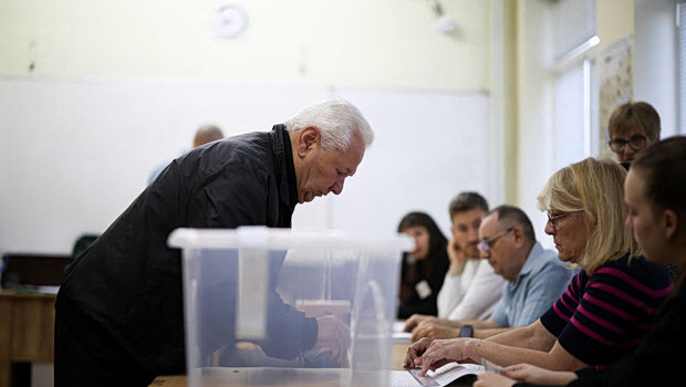 Άνοιξαν οι κάλπες για τις βουλευτικές εκλογές στη βουλγαρία - φαβορί ο φιλορώσος πρώην πρόεδρος ρούμεν ράντεφ