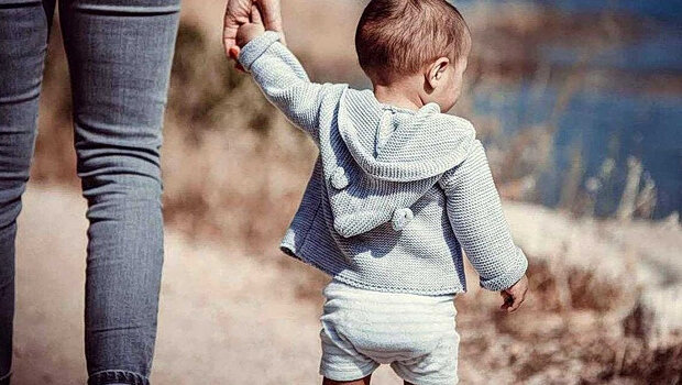 «νταντάδες της γειτονιάς»: οι δικαιούχοι - πώς θα γίνουν οι αιτήσεις