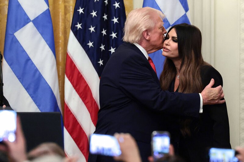 Ο ντόναλντ τραμπ επιβεβαιώνει ότι εξετάζει απομάκρυνση της κίμπερλι γκιλφόιλ