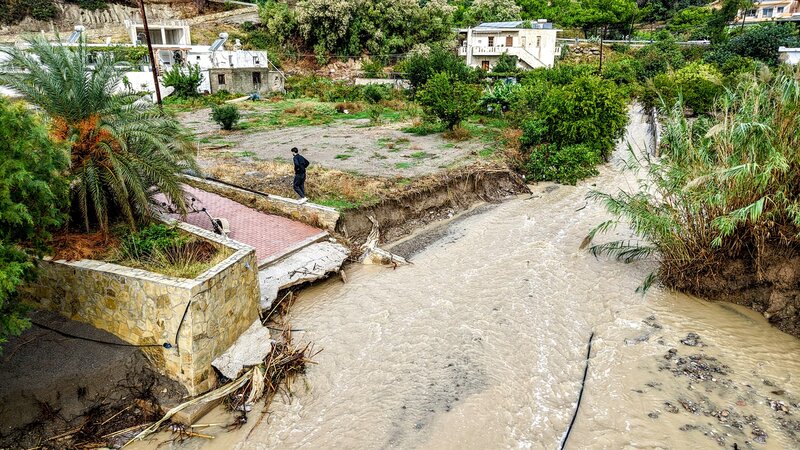 Ανυπολόγιστες καταστροφές από την κακοκαιρία στην κρήτη - παραμένει σε red code, νέο 112 στον μυλοπόταμο