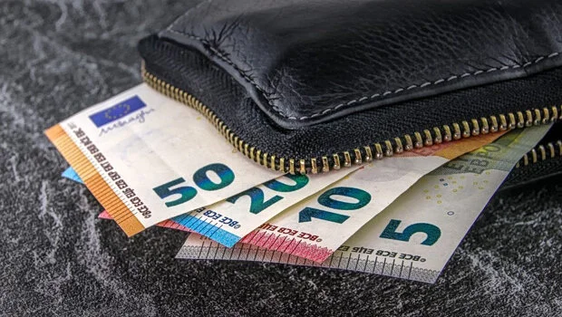 Πώς διαμορφώνεται το επίδομα ανεργίας μετά την αύξηση του κατώτατου μισθού