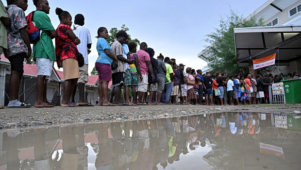Πώς η κλιματική κρίση απειλεί τη δημοκρατία - καύσωνες, πλημμύρες και φωτιές διακόπτουν δεκάδες εκλογές