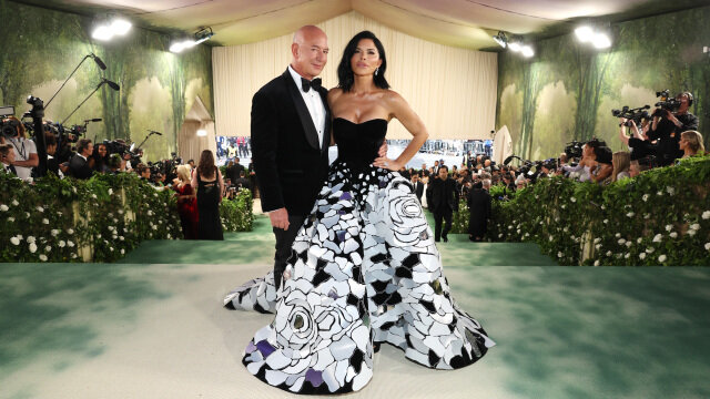 Πώς μπέζος και σάντσεθ μετέτρεψαν το met gala σε πεδίο μάχης ανάμεσα στην ελίτ της μόδας και τους tech billion